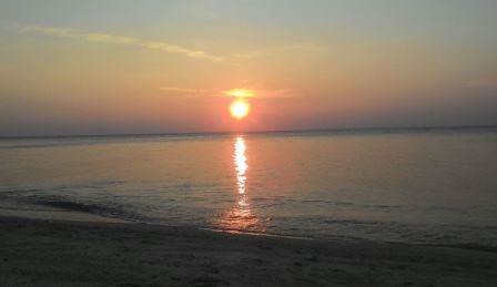 sunset di gili labak