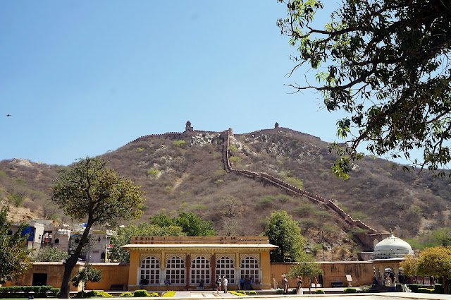 Amber Fort di lihat dari bawah bukit