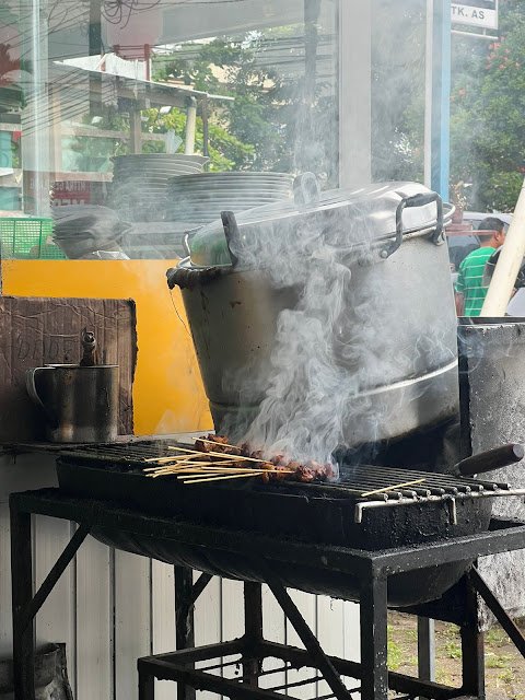 Panggangan sate uda jhon yang selalu harum dan berasap