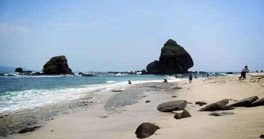 Pantai Pasir Putih Malikan