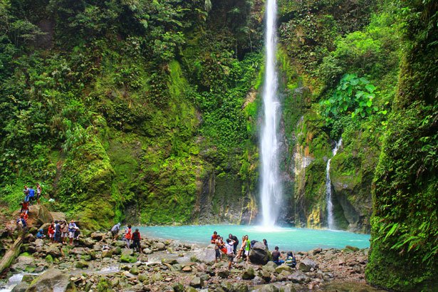 Indahnya Air Terjun Dua Warna