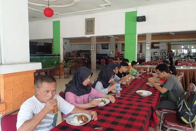 makan siang di hotel grafika gombong