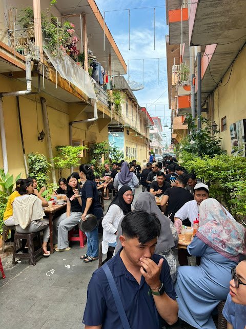 Suasana sarapan pagi di Warung Kopi Nikmat