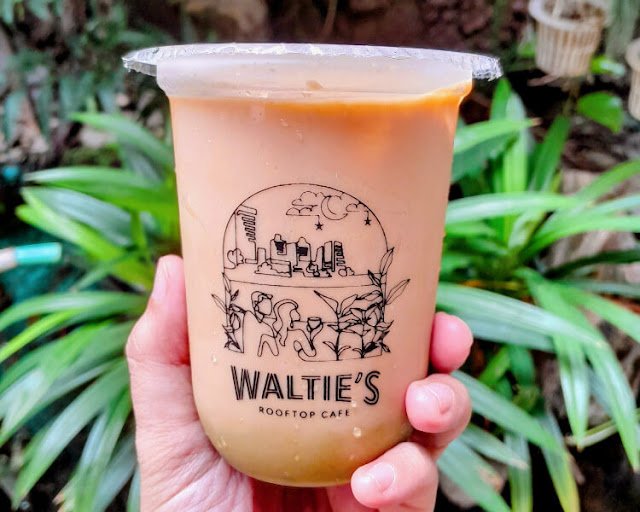 Kopdar di Waltie's Rooftop Cafe Rawamangun caramel macchiato waltie's rawamangun