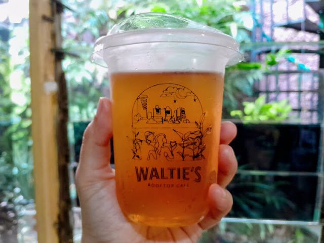 Kopdar di Waltie's Rooftop Cafe Rawamangun es teh manis waltie's rawamangun