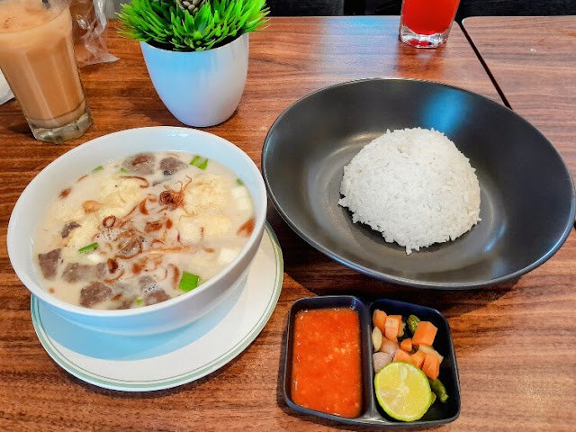 Kopdar di Waltie's Rooftop Cafe Rawamangun soto betawi waltie's rawamangun