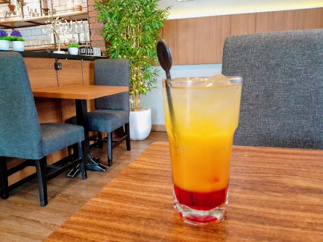 Kopdar di Waltie's Rooftop Cafe Rawamangun summer punch waltie's rawamangun