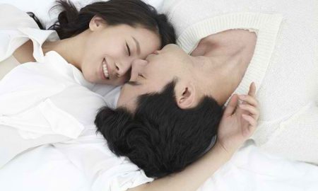 Ini Manfaat dan Risiko Berhubungan Seks Saat Menstruasi