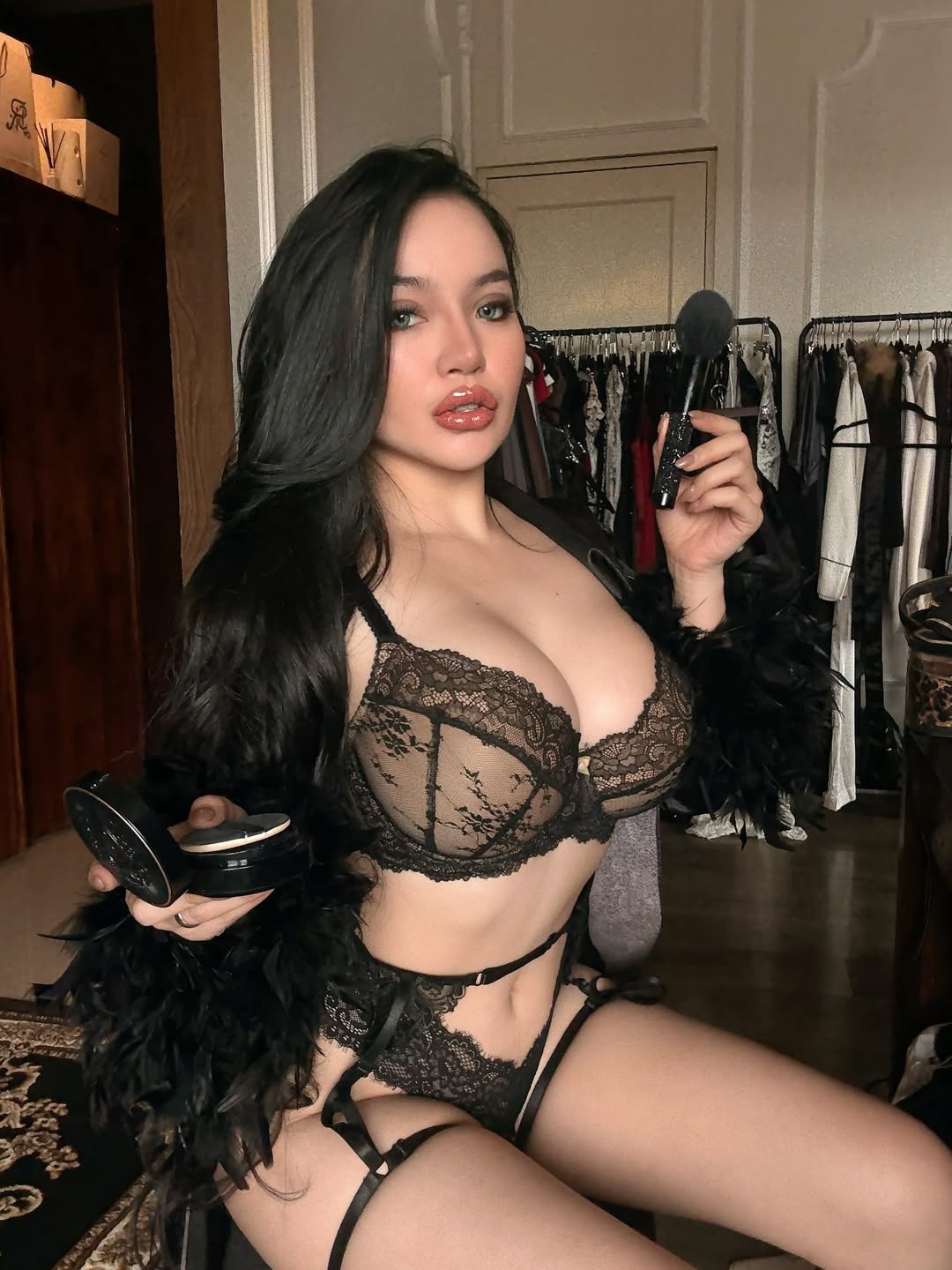 Konten Eksklusif Monica Ardhea yang Viral di Media Sosial